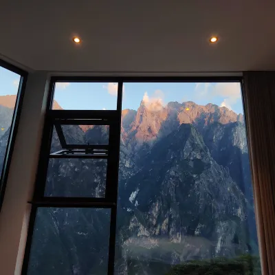 Shangri-La Tiger Leaping Gorge Yulong Mountain View Homestay โรงแรมใกล้ส่วนกลางช่องเขาเสือกระโจน