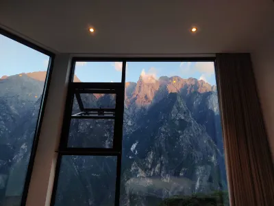 Shangri-La Tiger Leaping Gorge Yulong Mountain View Homestay Hotels near Middle Tiger Leaping Gorge, Shangri-La, Yunnan