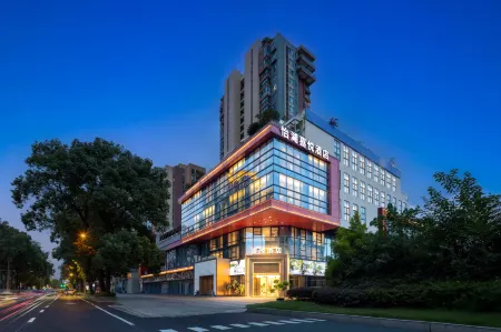 Yihu Xiyue Hotel Отели рядом с достопримечательностью «Sichuan Construction Department Televison University Branch (Junior College)»