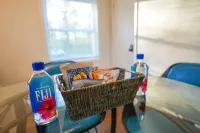 5•Star Fave Cape Cod Style Gem with Bedroom on the Main Hotel a New Britain