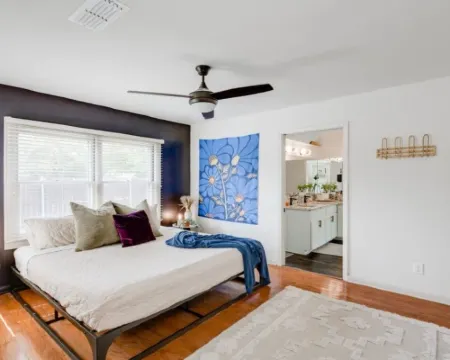 8b 4b nearby pool, Blanco, wine trail, town sq ブランコのホテル