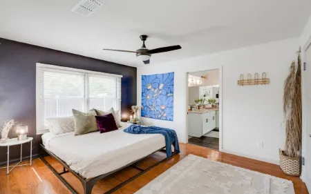 8b 4b nearby pool, Blanco, wine trail, town sq