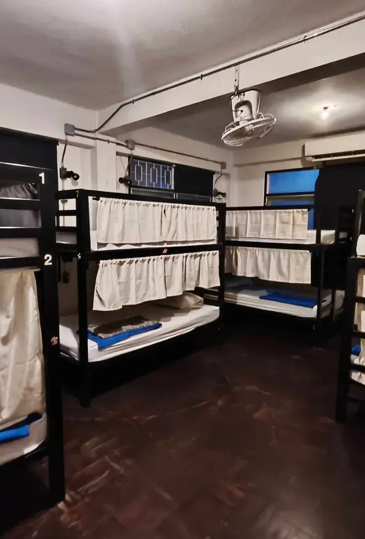 1 เตียงในห้องนอนรวมสำหรับ 10 คน (ผู้ชายเท่านั้น)