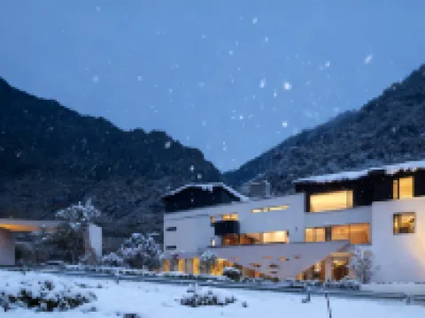 The Evening Mountain Range in Bipang Valley Hotels in Li County
