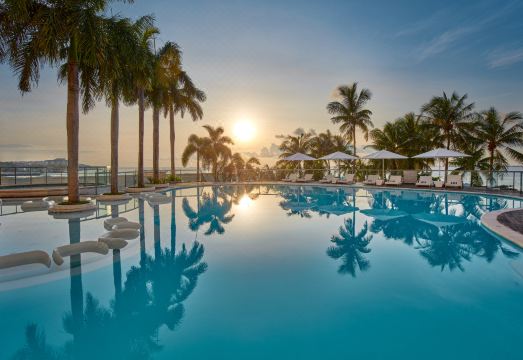 뫼벤픽 세부의 아름다운 해변과 수영장