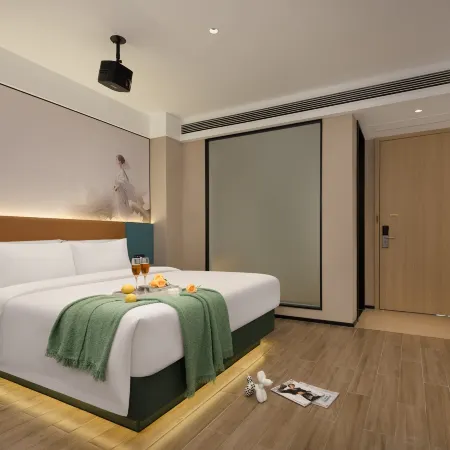 Zhizi Qingju Hotel (Minzhu Street Historical and Cultural District Jingmen Railway Station)