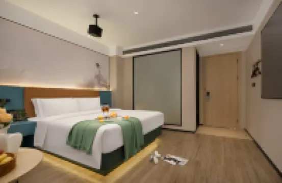 Zhizi Qingju Hotel (Minzhu Street Historical and Cultural District Jingmen Railway Station)
