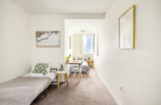 Bright 2BR Apartment in Mascot – Balcony & Convenient Transport