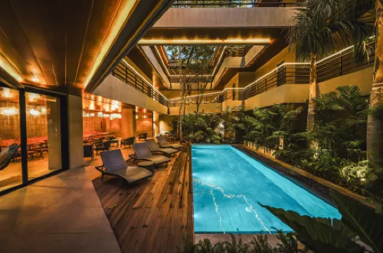 피스 리오, H 호스피탈리티 관리