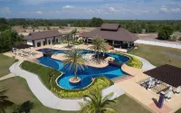Family-Friendly 2BR Villa with Kitchen | Walk to Beach & Pool - Airport Shuttle