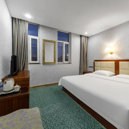 Jinghua Hotel (Jining South Station Victoria Plaza)