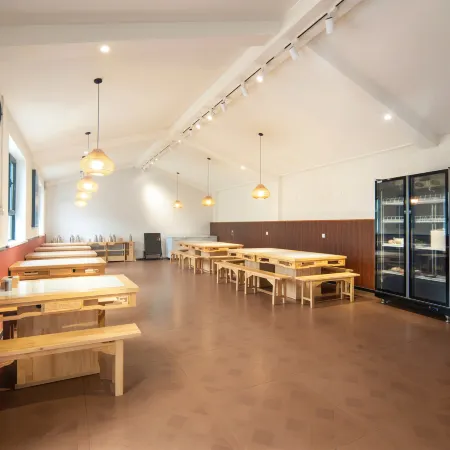 Floral Hotel·Huashan Shiyu Homestay (Yining Station & Yining Airport Branch)