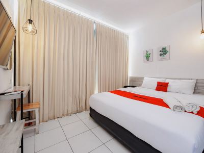 RedDoorz Near Mangga Dua Mall