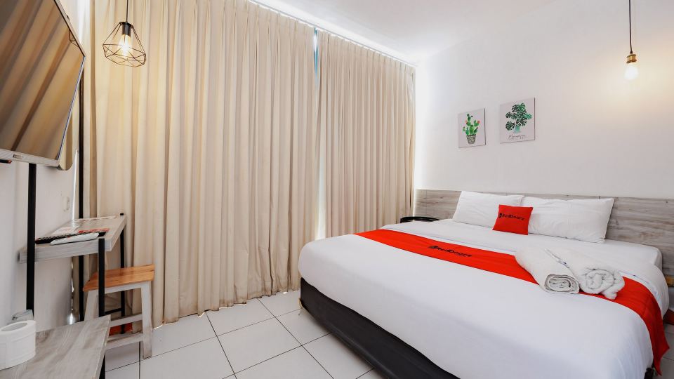 RedDoorz Near Mangga Dua Mall