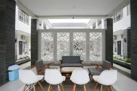 Dzawani Syariah Rajawali Near Pakuwon Mall RedPartner - Hostels