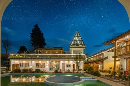 Watch the mountains with you·Designer 180° view of the snow-capped mountains Отели рядом с достопримечательностью «Lijiang Snow Mountain Falcon Valley Scenic Area»