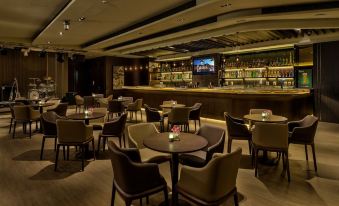 The bar and restaurant are arranged to create a relaxed atmosphere, with tables positioned in the front at Auberge Discovery Bay Hong Kong