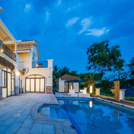Sun Moon Beach swimming pool courtyard (Shek Mui Wan Shop)