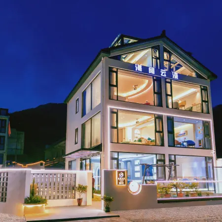 Haikuoyunshen·Super first-line sunrise sea view pool holiday villa (Xiaowushitang Branch)
