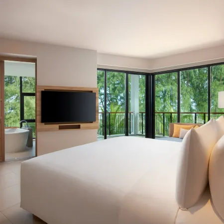 Le Méridien Phuket Mai Khao Beach Resort (Marriott International) Отели рядом с достопримечательностью «Пляж Сай-Кео»