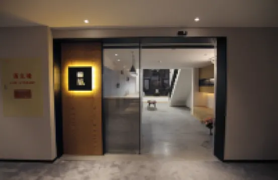 Luyin Hotel (Chongqing Changjiahui) Hotels near Tanzishi Department Store