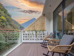 Yue Man · Riverside Homestay (Xiangxi Street Store, Muyu Town, Shennongjia)