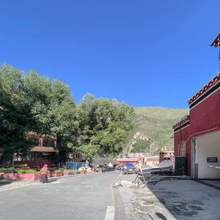 Minshan Xingzhe Muxin Wangqinda Hotel (Dege Yinjing Yuan Branch)