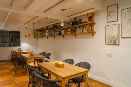 Longjing Xinqing Inn (West Lake Garden) Отели рядом с достопримечательностью «Zhijiang College of Zhejiang University of Technology»