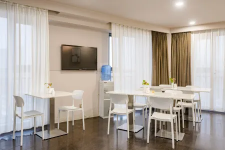 Jinjiang Inn Select (Luohe People's Government) Отели рядом с достопримечательностью «Huanghe Square»