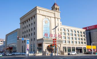 Baicheng Hexiang Hotel (Civic Plaza Haiming East Road Pedestrian Street Store)