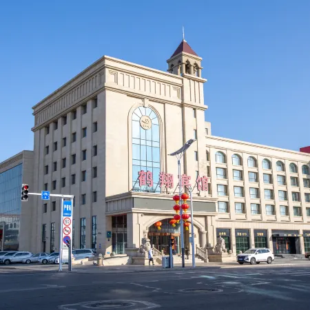 Baicheng Hexiang Hotel (Civic Plaza Haiming East Road Pedestrian Street Store)