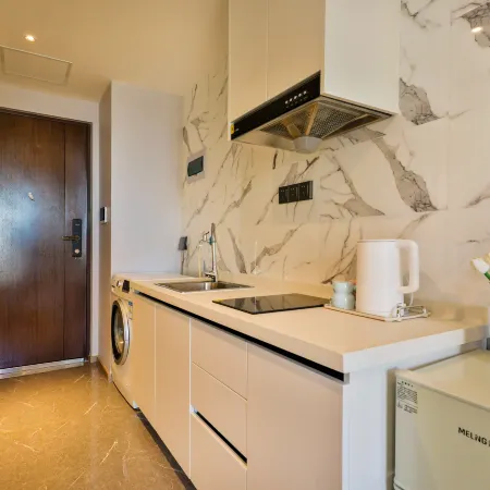 Leon·Leju City Hotel (Dalian Station Zhongshan Square Subway Station)