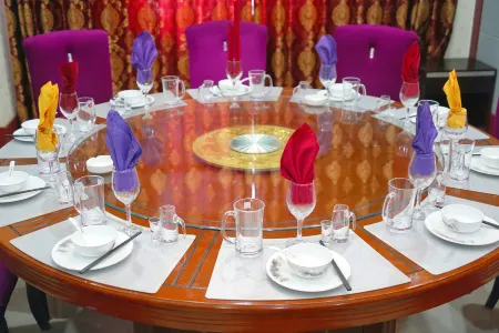 Dedu Hotel Отели рядом с достопримечательностью «Qinghai Chaidamu Vocational and Technical College»