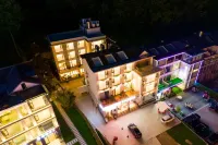 Yunshang Four Seasons Hotel (Laojunshan Scenic Area Zhongling Cableway Branch)