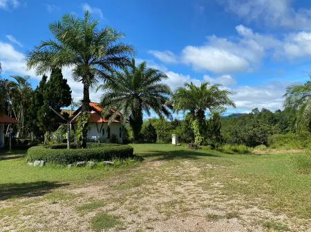 Phuphamok Valley Resort Отели рядом с достопримечательностью «Wat Neramit Wipatsana»