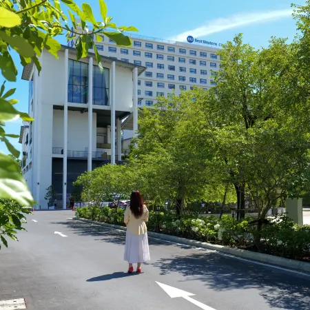 SimpleStay Chatuchak, SureStay Collection by Best Western Отели рядом с достопримечательностью «Станция метро Tao Poon»