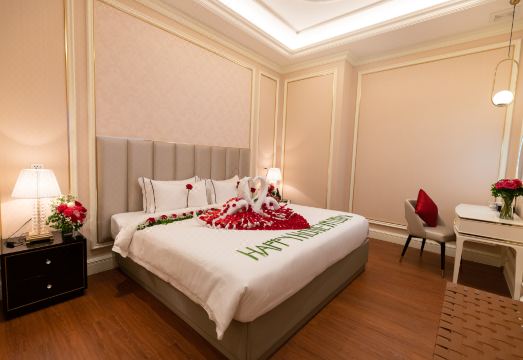 [프놈펜 The Premier Palace Hotel and Spa의 넓고 깨끗한 객실]