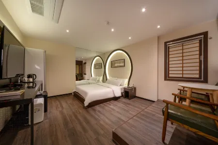 Tourist Hotel INK Отели в г. Конджу