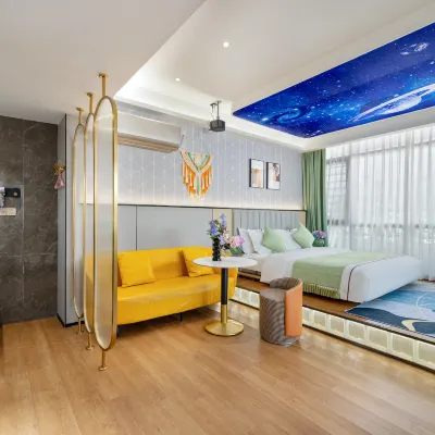 Foshan Bomeng Qingju Cinema Homestay" โรงแรมใกล้ถนนจูรงเหนือ