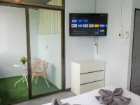 420 Hostel - Ekkamai Buds & Beds Hotels near Khlong Tan