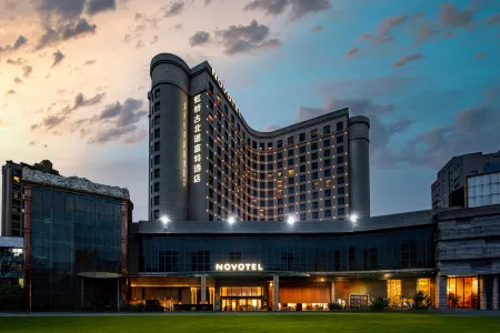 Novotel Shanghai Hongqiao Gubei Отели рядом с достопримечательностью «Xinhongqiao Center Park»