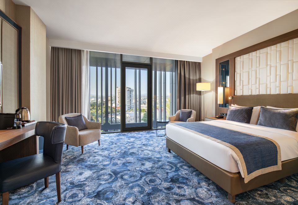 4. 트빌리시 필하모..