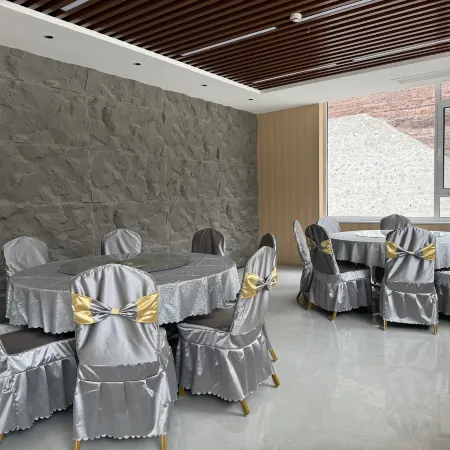 Mòsháng Riverhouse Blossoms Hotel