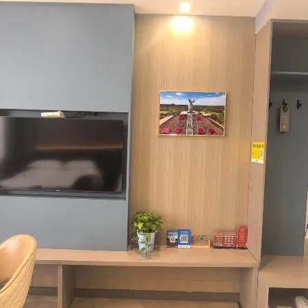 Saishang Qinyuan Village Business Hotel