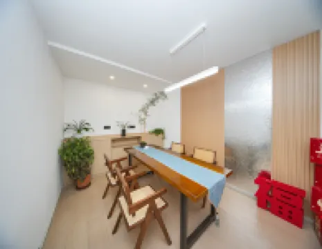 Jingzu E-Sports Hotel (Laizhou Bus Station)