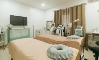 RedDoorz Premium @ Casa LenidaRose - سبا
