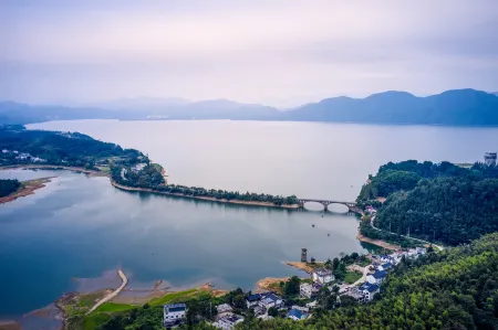 Huangshan Landscape Resort Hotel (Taiping Lake Scenic Area Branch) Отели рядом с достопримечательностью «Dongtianwan Scenic Spot»