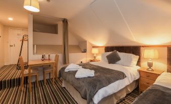 Ricky Road Guest House - Premium