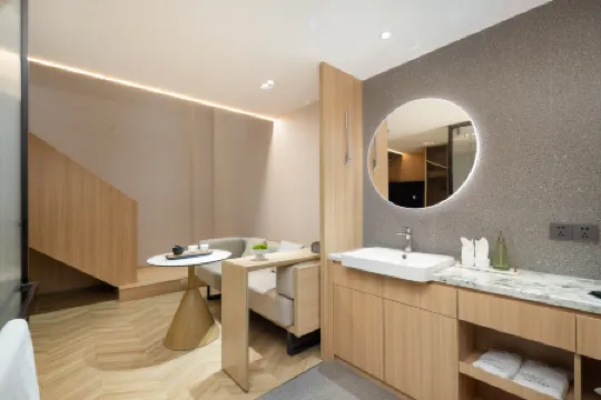 Liangyue Hotel (Urumqi High-speed Railway Station)