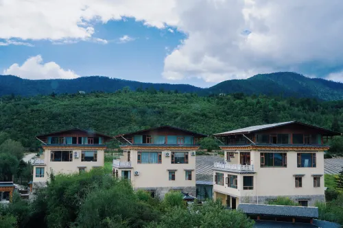 Villafound Shangri-La Womasto Resort Hotel di Shangri-La
